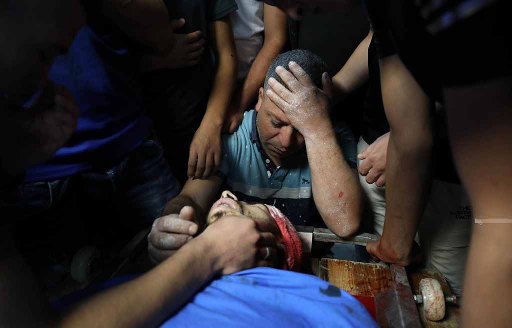 وداع الشهيد علاء زغل (21 عاما)، في مستشفى رفيديا الحكومي بمدينة نابلس. (عدسة: أيمن نوباني/وفا)